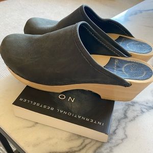 Women’s No. 6 clogs navy size 40